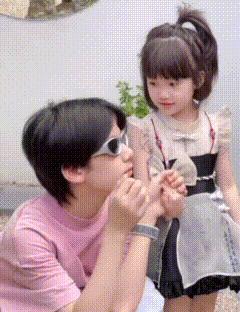 还记得被郭碧婷搂在怀里的沐言吗？演员爸爸给她当助理？