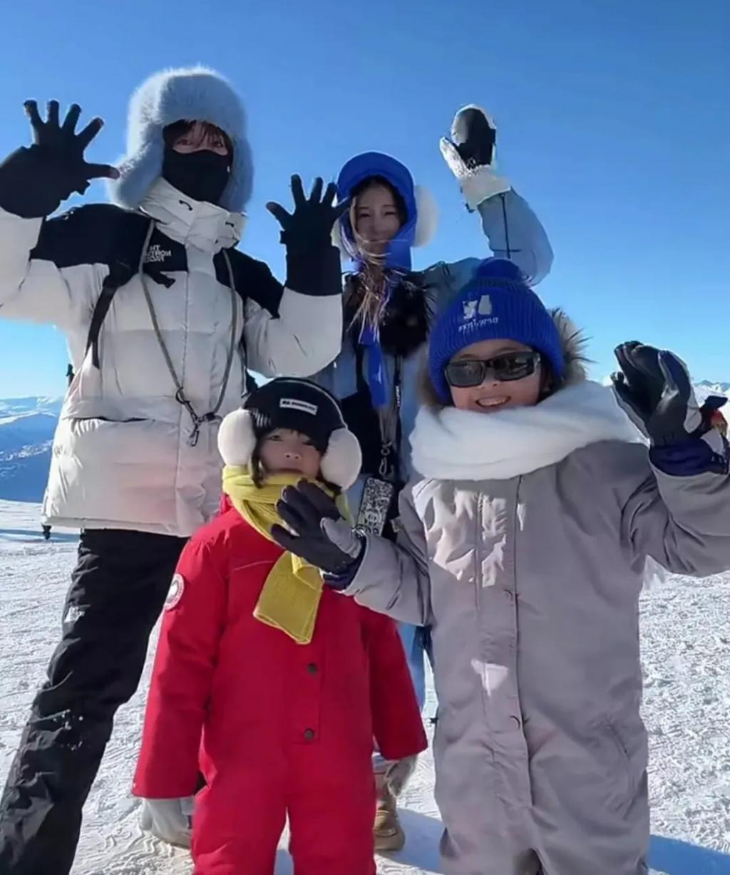 还记得被郭碧婷搂在怀里的沐言吗？演员爸爸给她当助理？