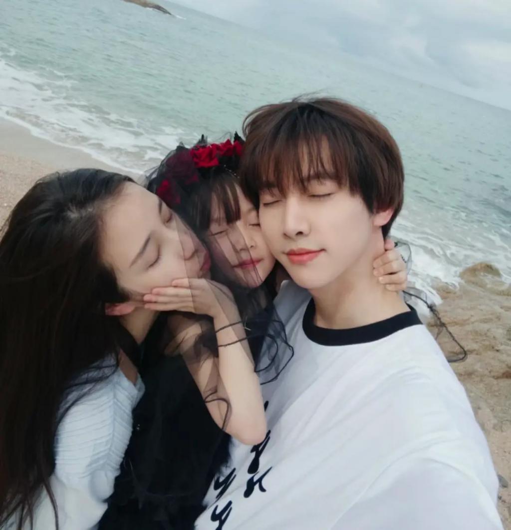 还记得被郭碧婷搂在怀里的沐言吗？演员爸爸给她当助理？