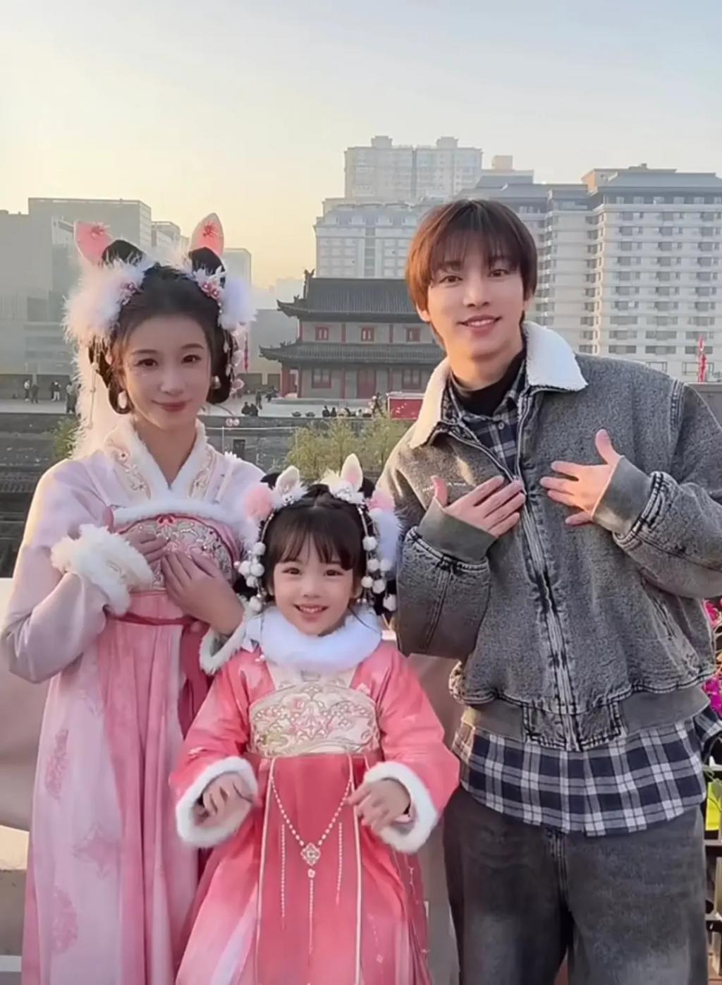 还记得被郭碧婷搂在怀里的沐言吗？演员爸爸给她当助理？