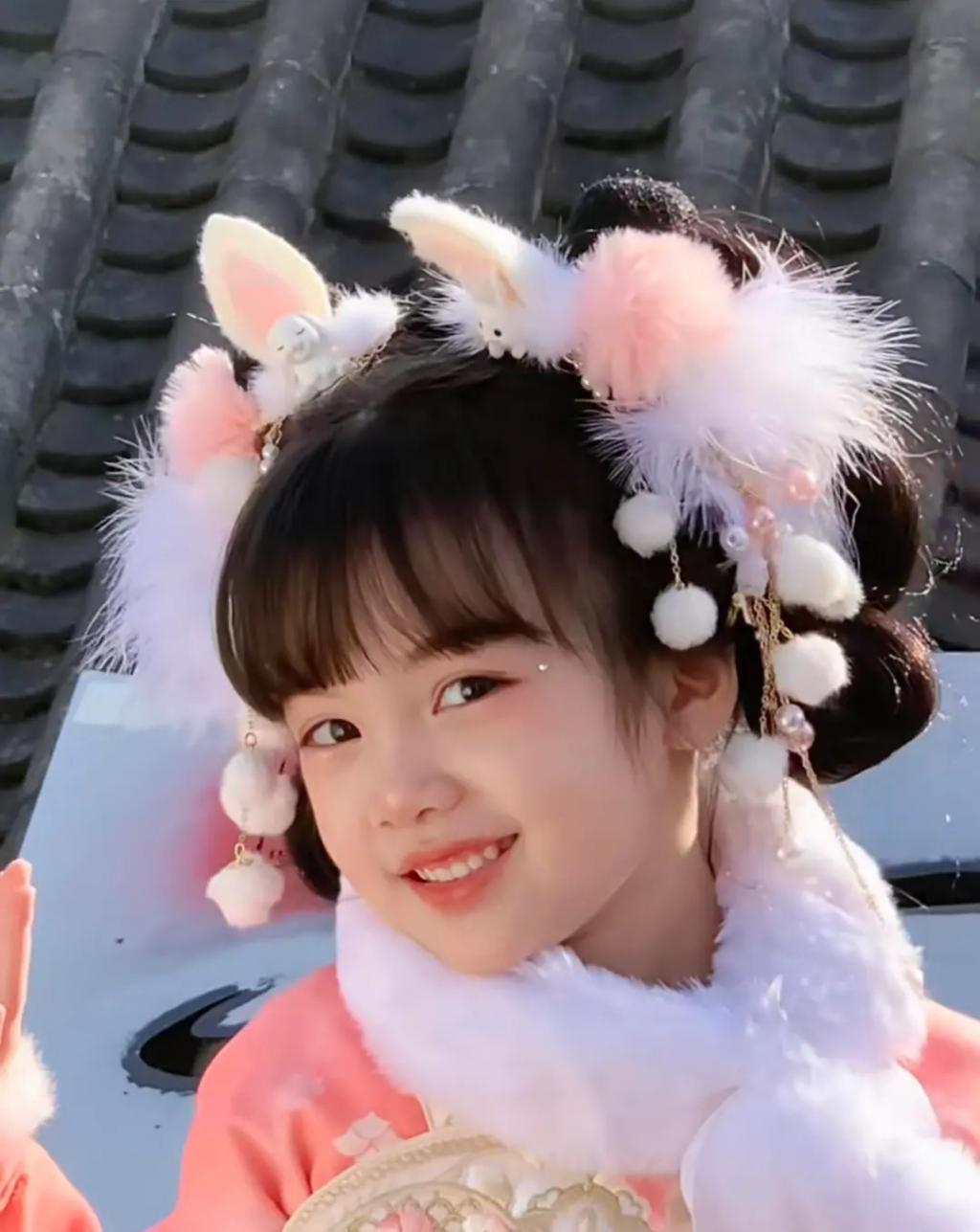 还记得被郭碧婷搂在怀里的沐言吗？演员爸爸给她当助理？