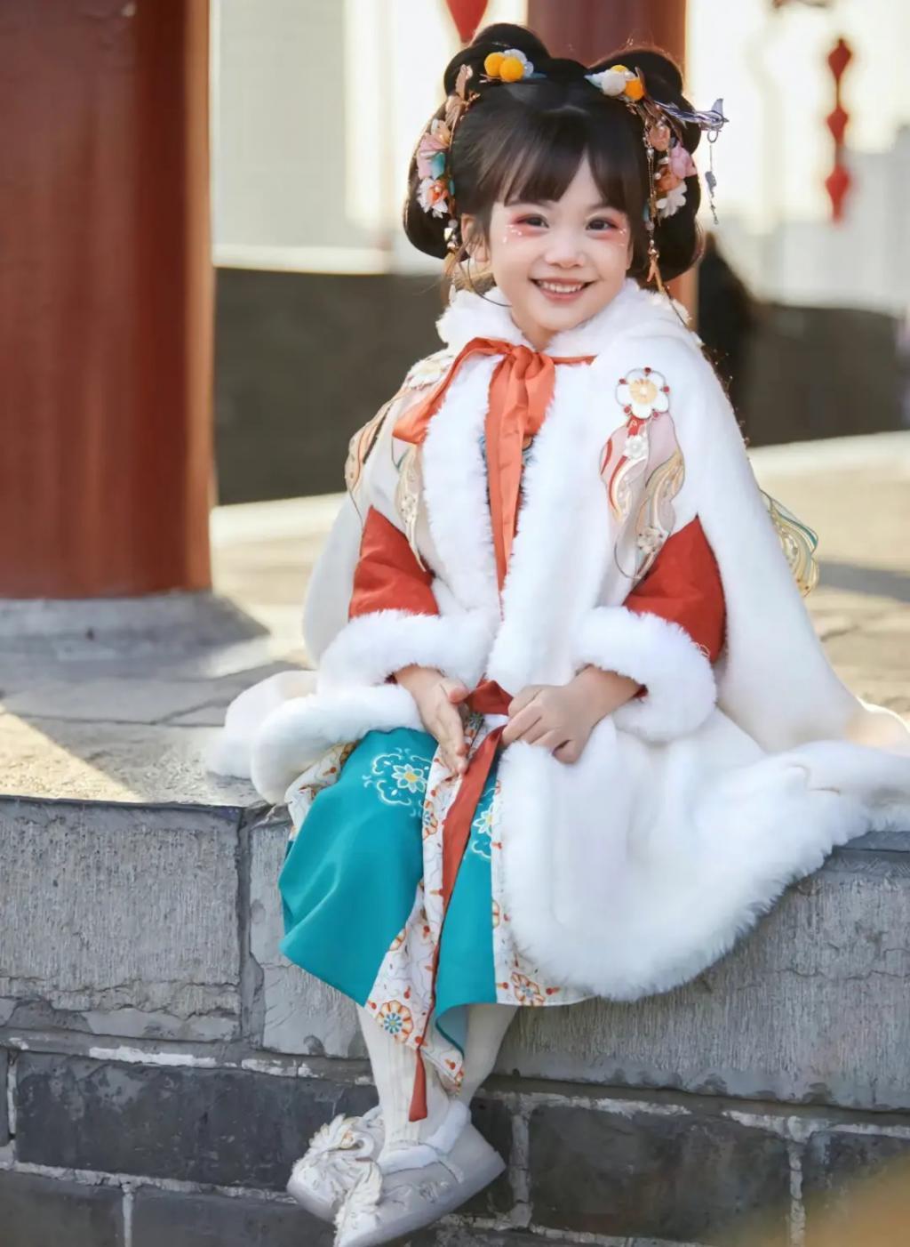 还记得被郭碧婷搂在怀里的沐言吗？演员爸爸给她当助理？