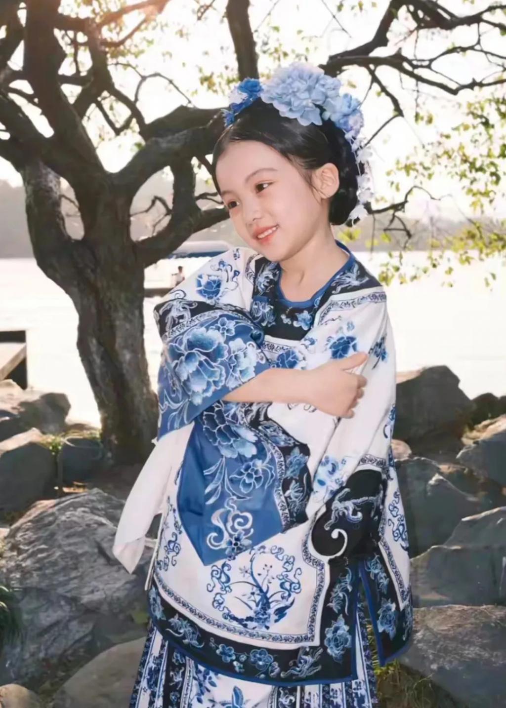 还记得被郭碧婷搂在怀里的沐言吗？演员爸爸给她当助理？