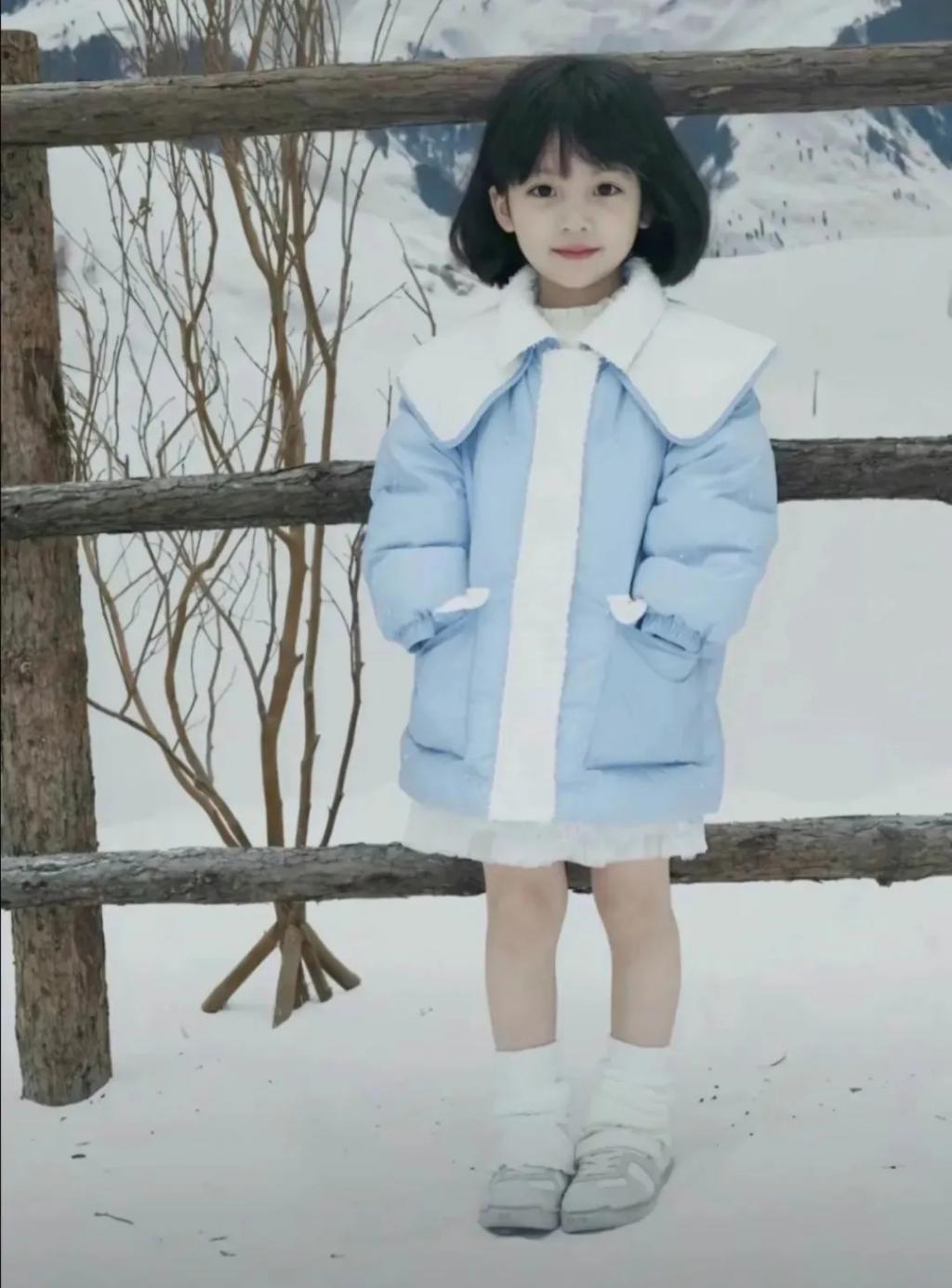 还记得被郭碧婷搂在怀里的沐言吗？演员爸爸给她当助理？