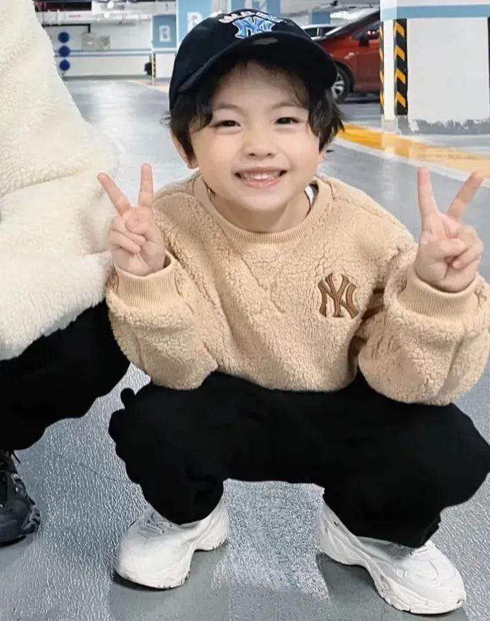 还记得被郭碧婷搂在怀里的沐言吗？演员爸爸给她当助理？