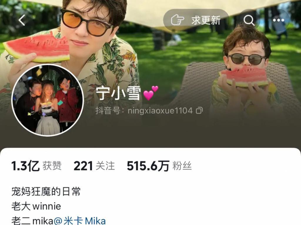 还记得被郭碧婷搂在怀里的沐言吗？演员爸爸给她当助理？