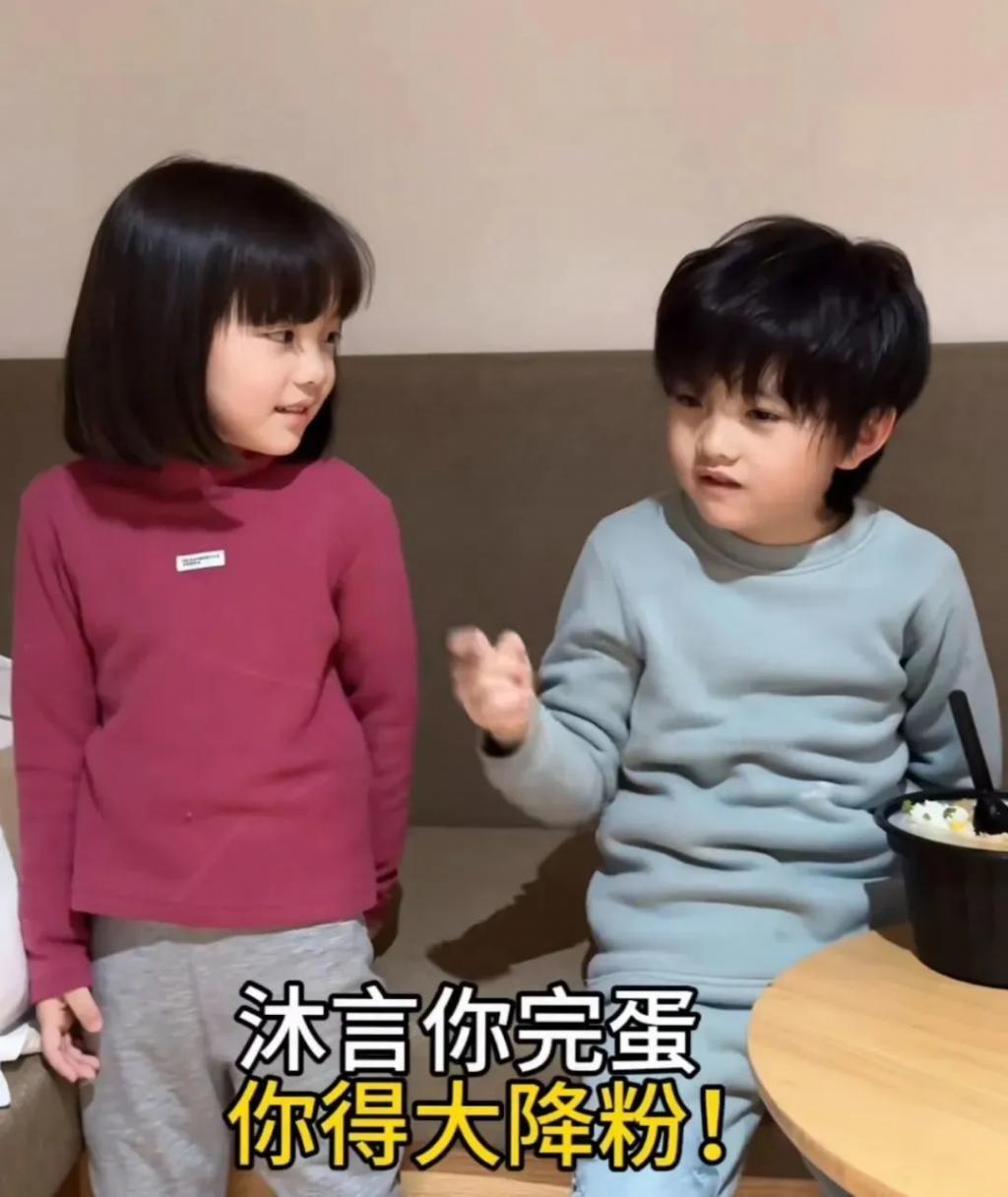 还记得被郭碧婷搂在怀里的沐言吗？演员爸爸给她当助理？