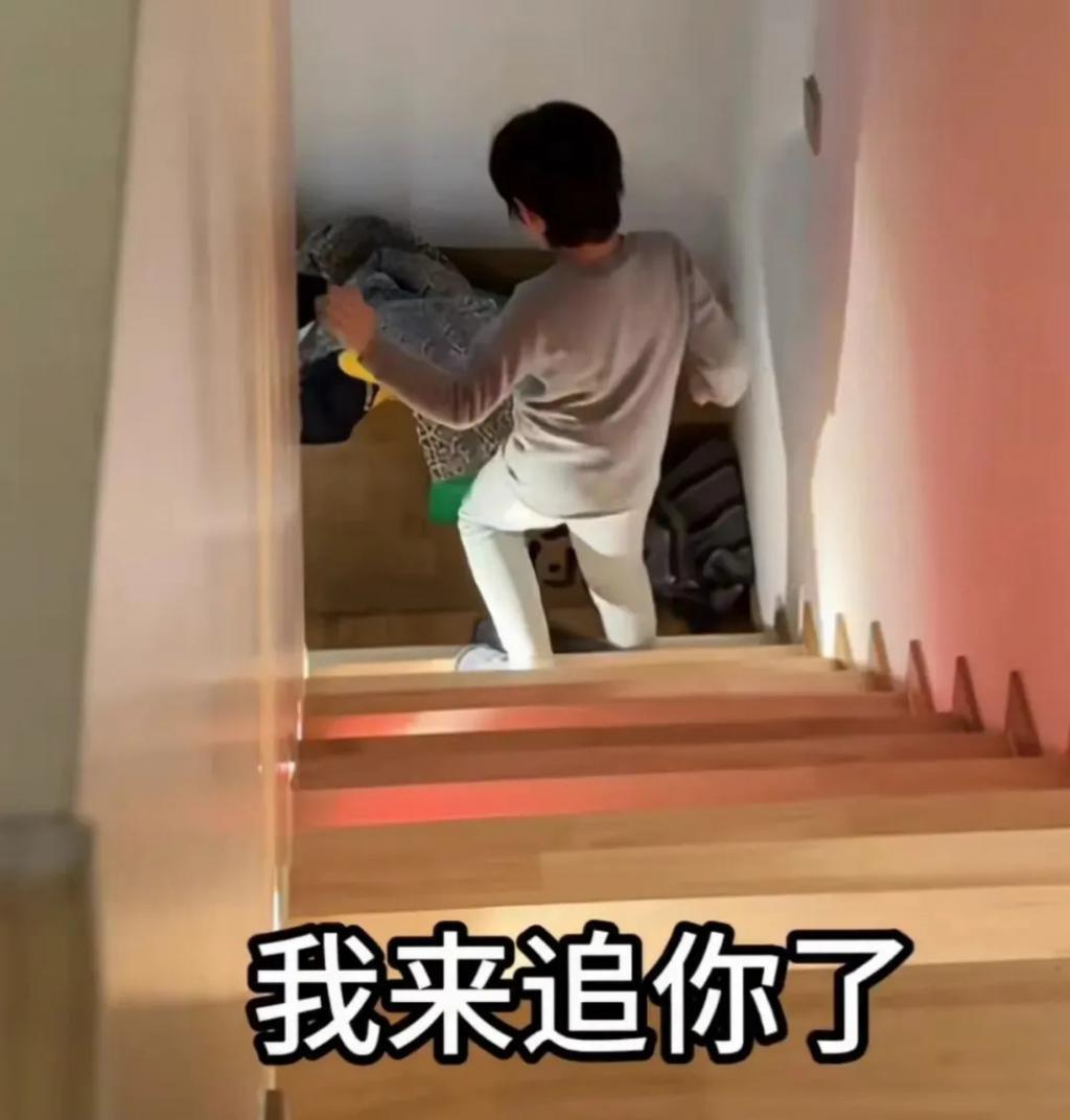 还记得被郭碧婷搂在怀里的沐言吗？演员爸爸给她当助理？