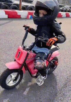 还记得被郭碧婷搂在怀里的沐言吗？演员爸爸给她当助理？