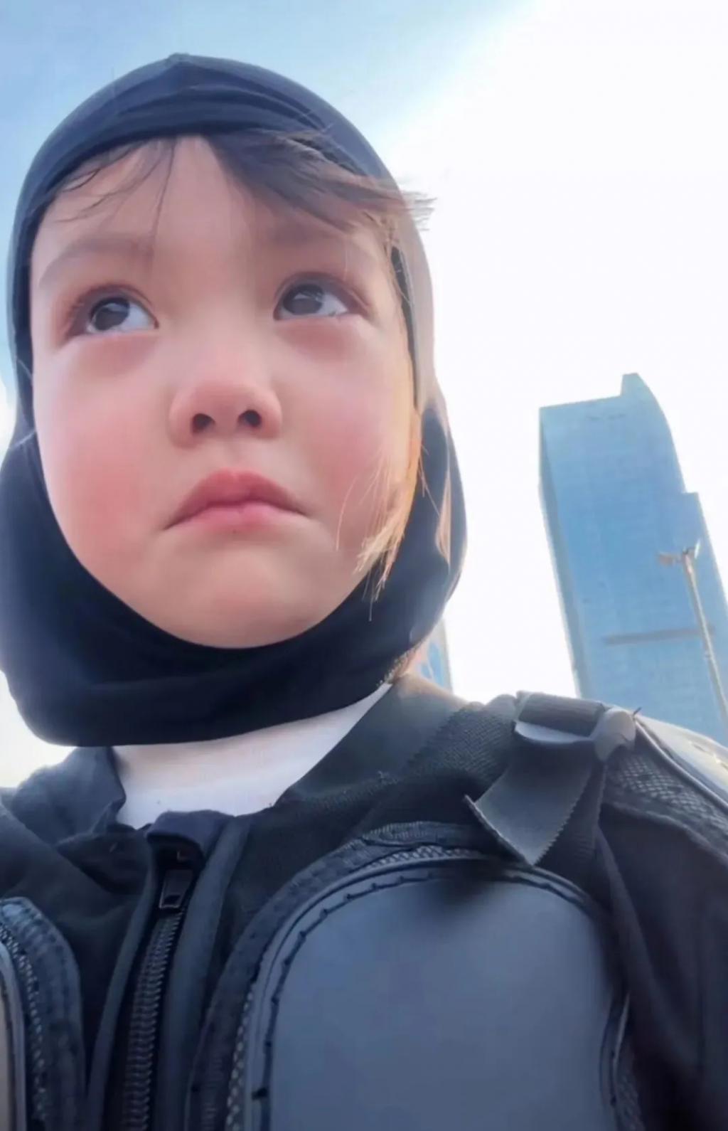 还记得被郭碧婷搂在怀里的沐言吗？演员爸爸给她当助理？