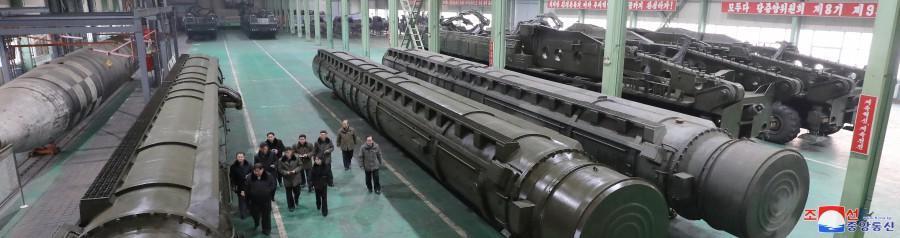 金正恩携千金视察“大杀器”制造厂