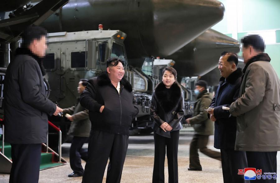 金正恩携千金视察“大杀器”制造厂
