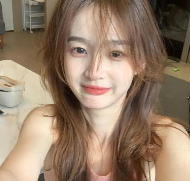 王思聪现任为其庆生：愿他像小孩吃糖也快乐！