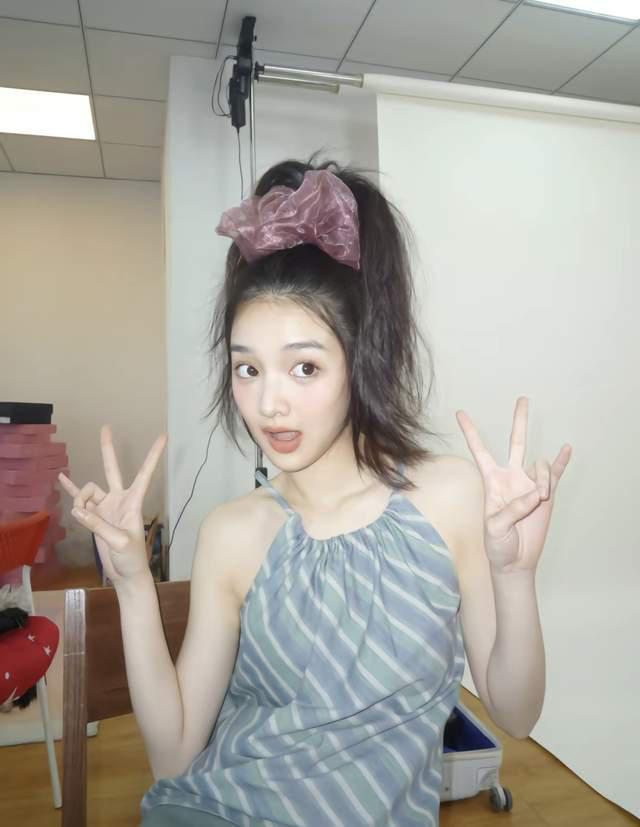 王思聪现任为其庆生：愿他像小孩吃糖也快乐！