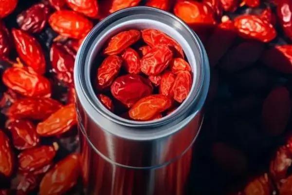 一个秘密：如果在保温杯里泡了枸杞，你最好定个闹钟