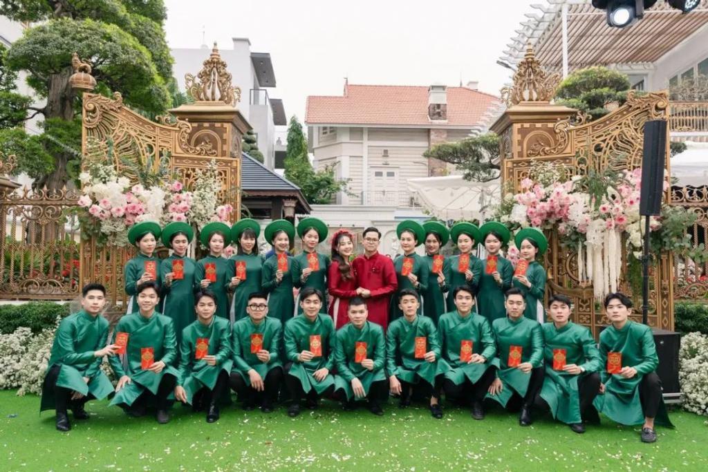 越南一超级婚礼：建1500平米婚庆场地，用每桌2800万越南盾的酒席招待宾客