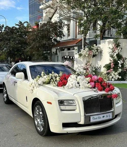 越南一超级婚礼：建1500平米婚庆场地，用每桌2800万越南盾的酒席招待宾客