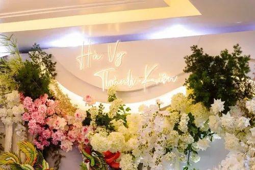 越南一超级婚礼：建1500平米婚庆场地，用每桌2800万越南盾的酒席招待宾客