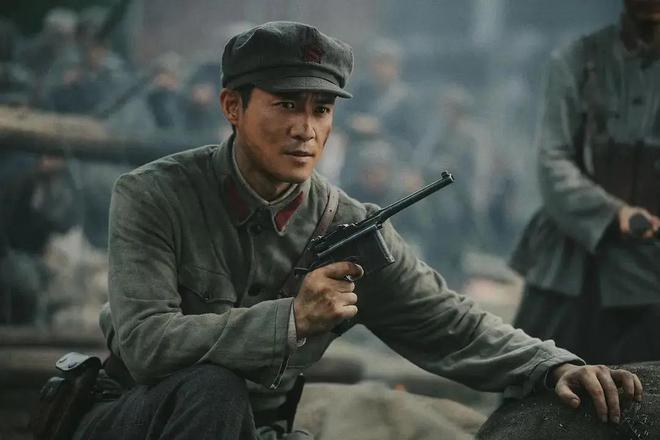 目前热播榜前5部电影，《金手指》排名第三，你最爱哪部？