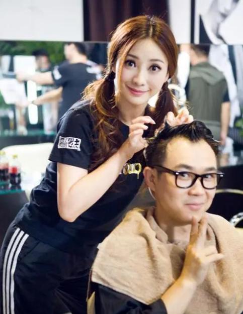 43岁柳岩晒写真照收起事业线，被孤立多年，她已渐渐舍弃性感人设