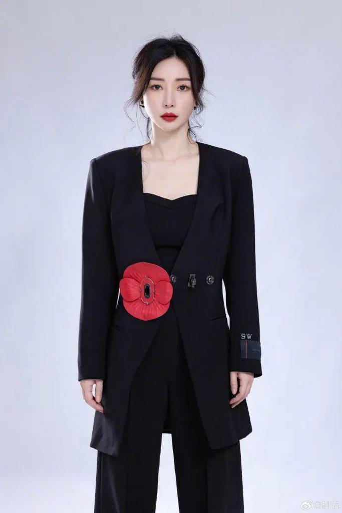 43岁柳岩晒写真照收起事业线，被孤立多年，她已渐渐舍弃性感人设