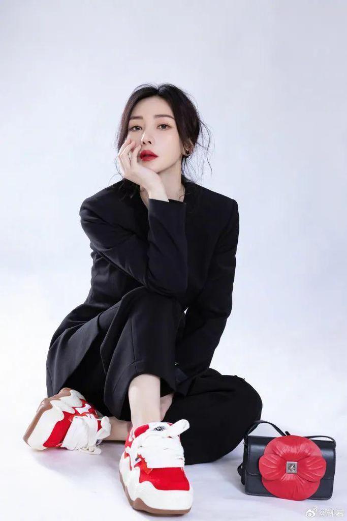 43岁柳岩晒写真照收起事业线，被孤立多年，她已渐渐舍弃性感人设