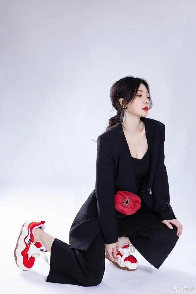 43岁柳岩晒写真照收起事业线，被孤立多年，她已渐渐舍弃性感人设