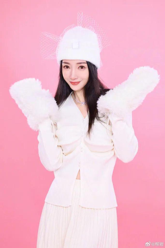 43岁柳岩晒写真照收起事业线，被孤立多年，她已渐渐舍弃性感人设