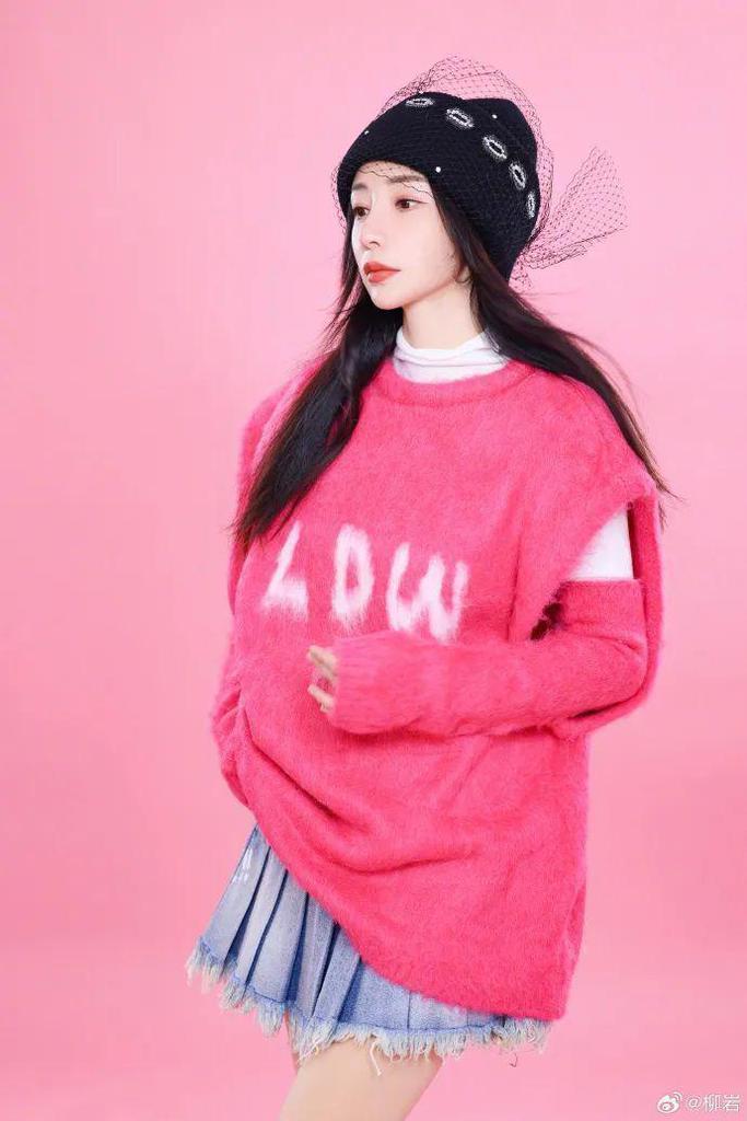 43岁柳岩晒写真照收起事业线，被孤立多年，她已渐渐舍弃性感人设