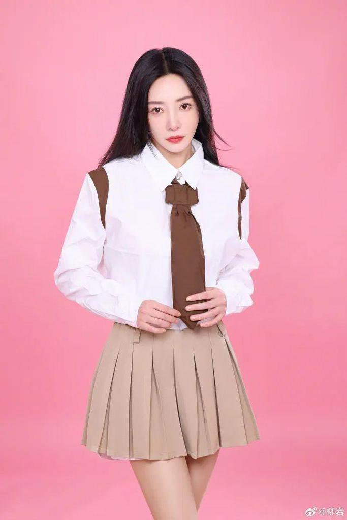 43岁柳岩晒写真照收起事业线，被孤立多年，她已渐渐舍弃性感人设