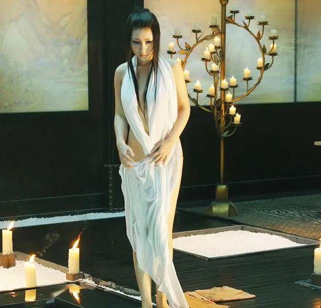 43岁柳岩晒写真照收起事业线，被孤立多年，她已渐渐舍弃性感人设