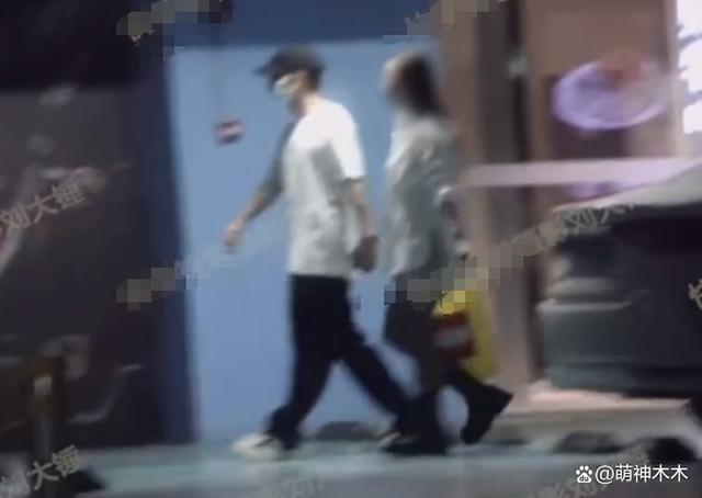 胡夏女友疑似金晨？两人互动细节被扒，男方曾自曝暗恋某艺人