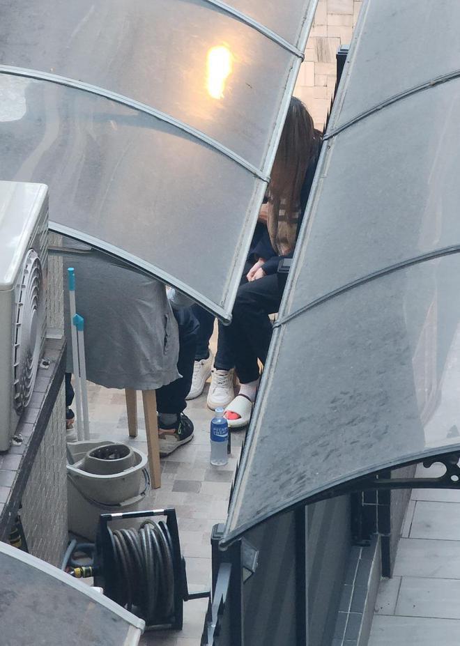 42岁主持人柳俊江烧炭自杀，亲友到现场认尸，一个多月前情变分手