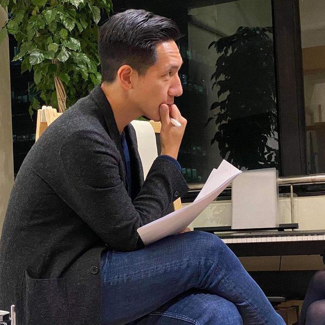 42岁主持人柳俊江烧炭自杀，亲友到现场认尸，一个多月前情变分手