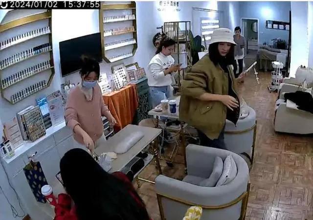 香港女星回南京老家探亲！光顾小店生意，店员晒监控画面被骂