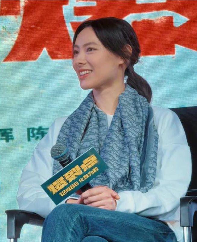 梁洛施晒跨年美照，怀中的男孩惹争议！网友：儿子好帅
