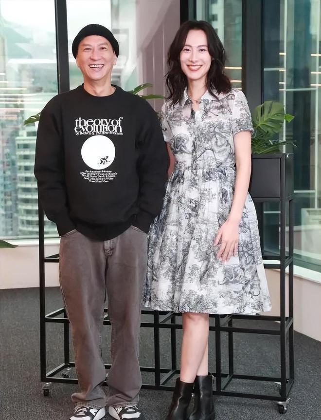 梁洛施晒跨年美照，怀中的男孩惹争议！网友：儿子好帅