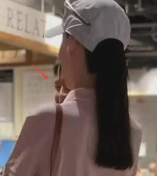 梁洛施晒跨年美照，怀中的男孩惹争议！网友：儿子好帅