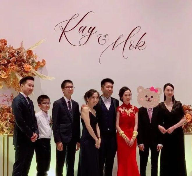 梁洛施晒跨年美照，怀中的男孩惹争议！网友：儿子好帅