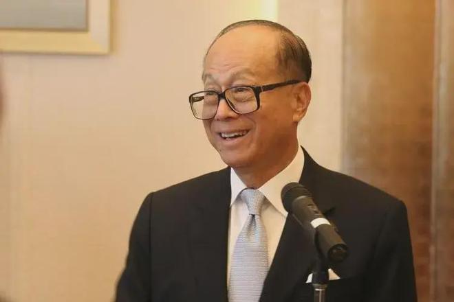 梁洛施晒跨年美照，怀中的男孩惹争议！网友：儿子好帅