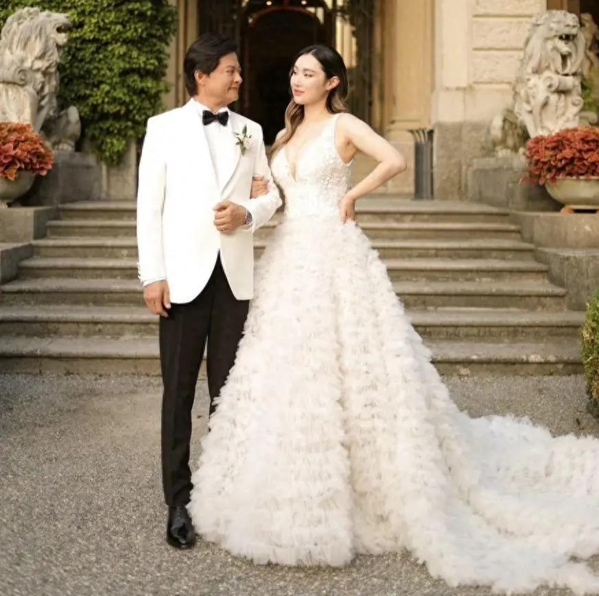 又是父女恋！歌唱家过亿豪宅曝光，小30多岁妻子爱晒身材