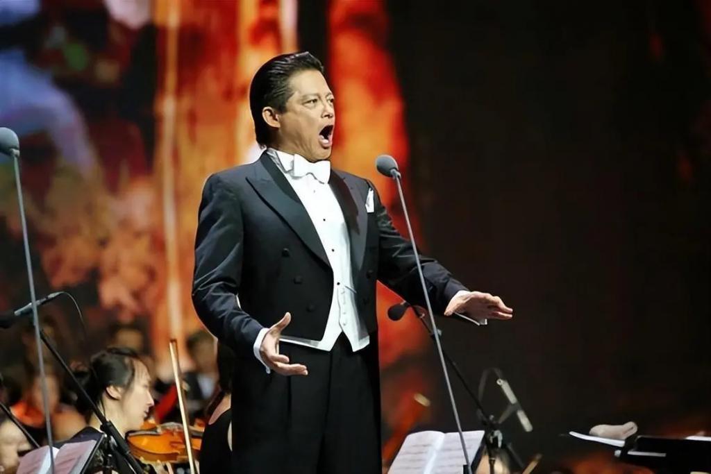 又是父女恋！歌唱家过亿豪宅曝光，小30多岁妻子爱晒身材