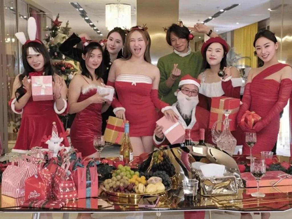 又是父女恋！歌唱家过亿豪宅曝光，小30多岁妻子爱晒身材