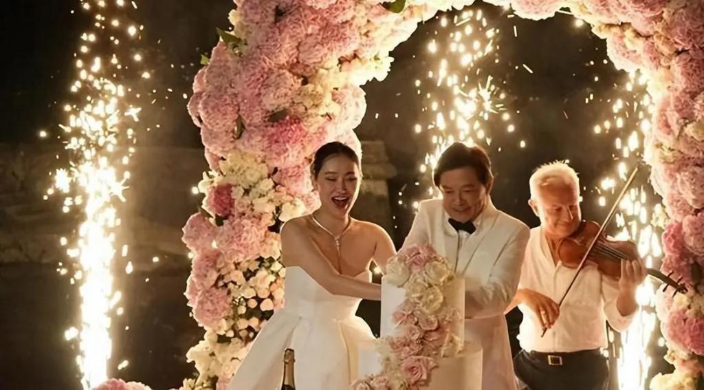 又是父女恋！歌唱家过亿豪宅曝光，小30多岁妻子爱晒身材