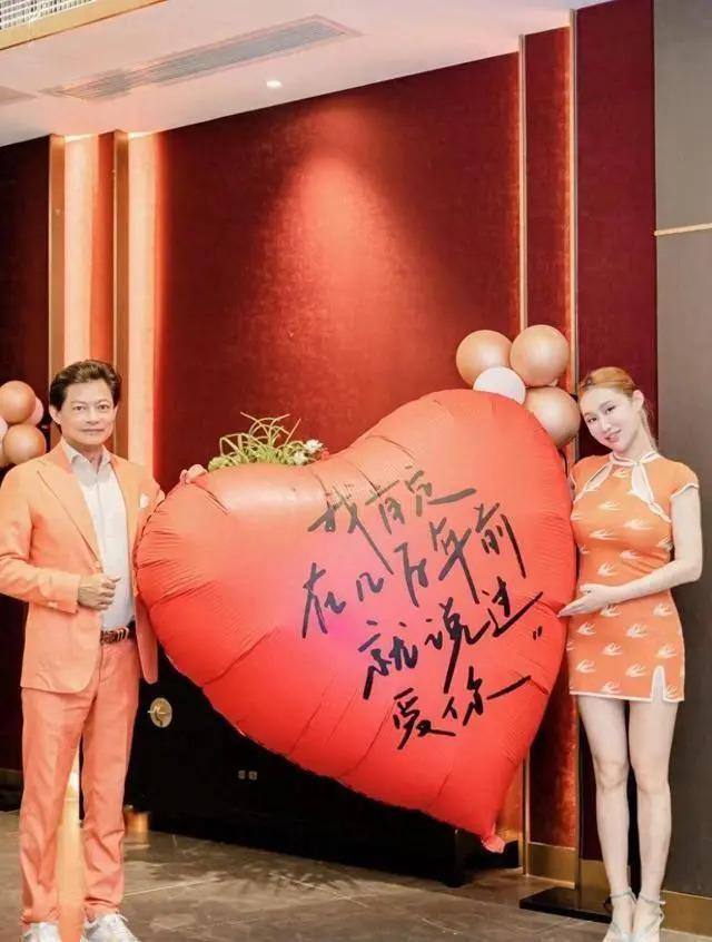 又是父女恋！歌唱家过亿豪宅曝光，小30多岁妻子爱晒身材