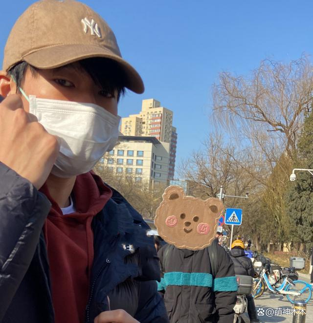 魏大勋三登春晚，穿千元外套独自彩排，或将参与歌舞类节目