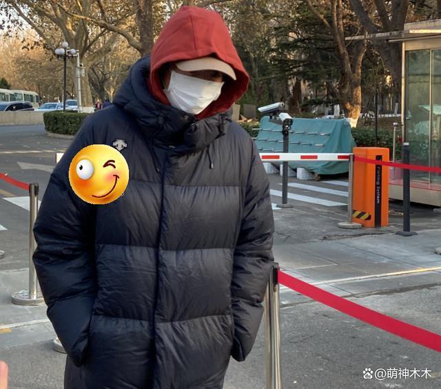 魏大勋三登春晚，穿千元外套独自彩排，或将参与歌舞类节目