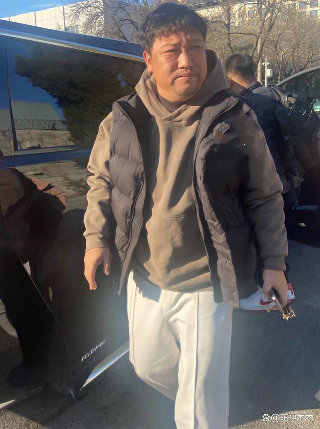 魏大勋三登春晚，穿千元外套独自彩排，或将参与歌舞类节目