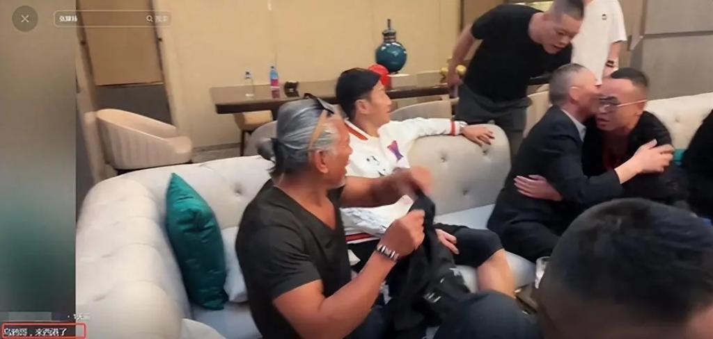 多位港星参加饭局！张耀扬敬酒懂规矩，吴启华喝到脸通红