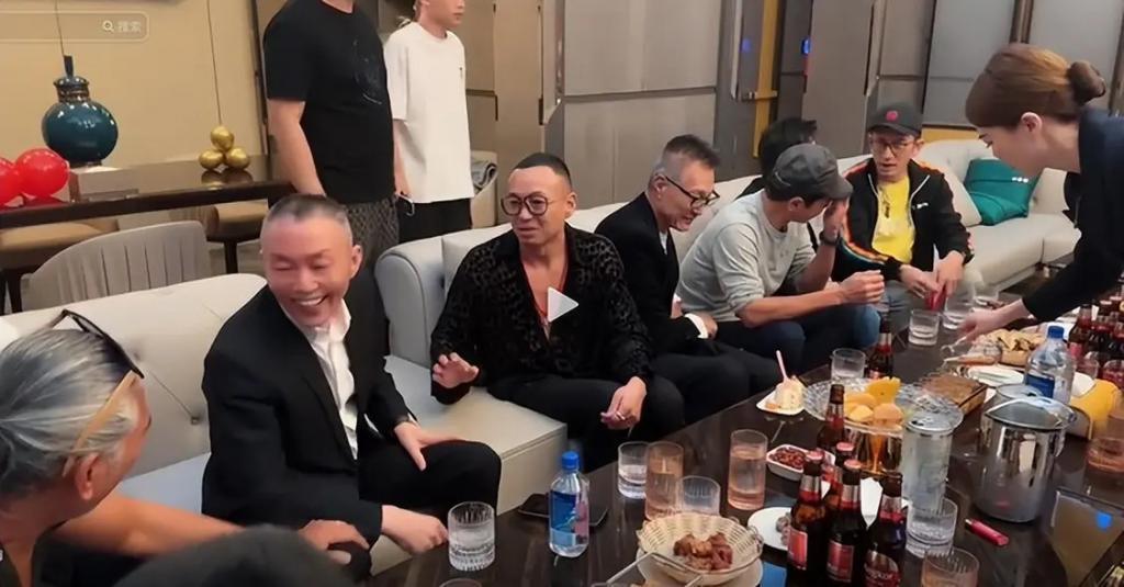 多位港星参加饭局！张耀扬敬酒懂规矩，吴启华喝到脸通红